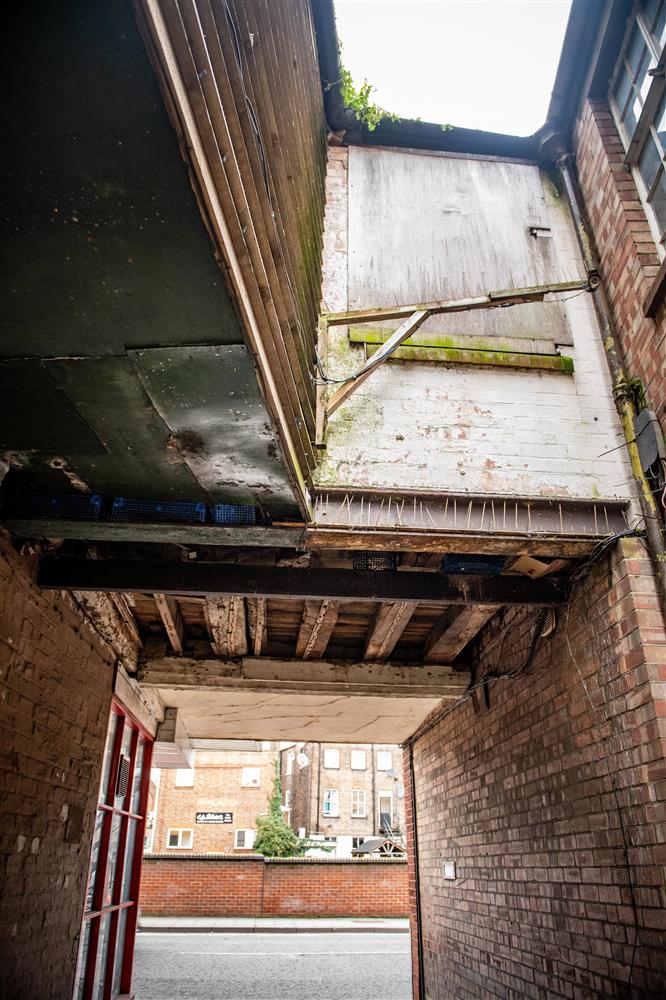 Căn hộ siêu nhỏ được bán đấu giá chỉ 30.000 đồng, nhưng ai nhìn vào cũng khó tin-4