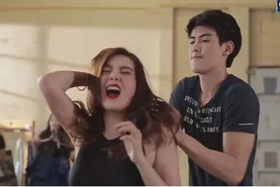 Bị bắt quả tang trước nhà nghỉ chồng còn lớn tiếng cấm vợ động vào bồ, ngờ đâu chẳng cần tới lượt cô ra tay mà anh vẫn tím tái mặt mày vì tình huống không ngờ tới