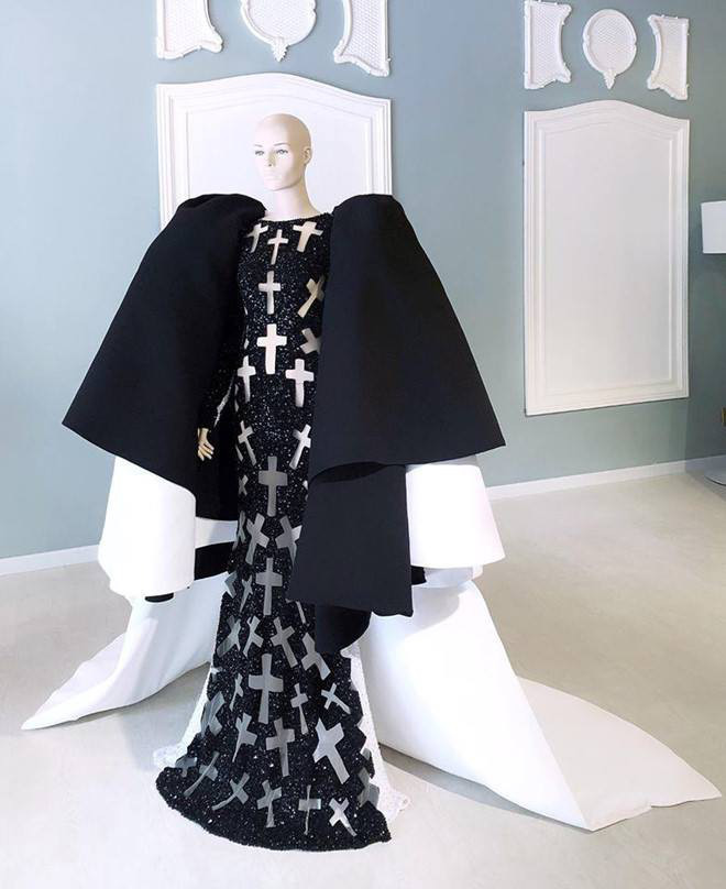 Chị gái bệnh nhân Covid số 17 bị khui lại phốt ăn mặc phản cảm, báng bổ tôn giáo-5