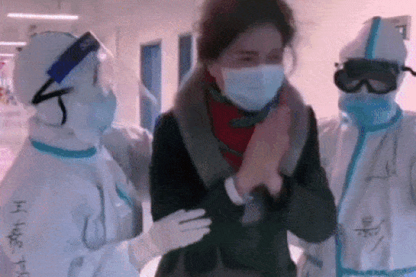 Nữ y tá Vũ Hán nhiễm Covid-19 khi đang mang thai 33 tuần và món quà mà các bác sĩ tặng cô trong ngày được xuất viện khiến ai nhìn cũng xúc động-7