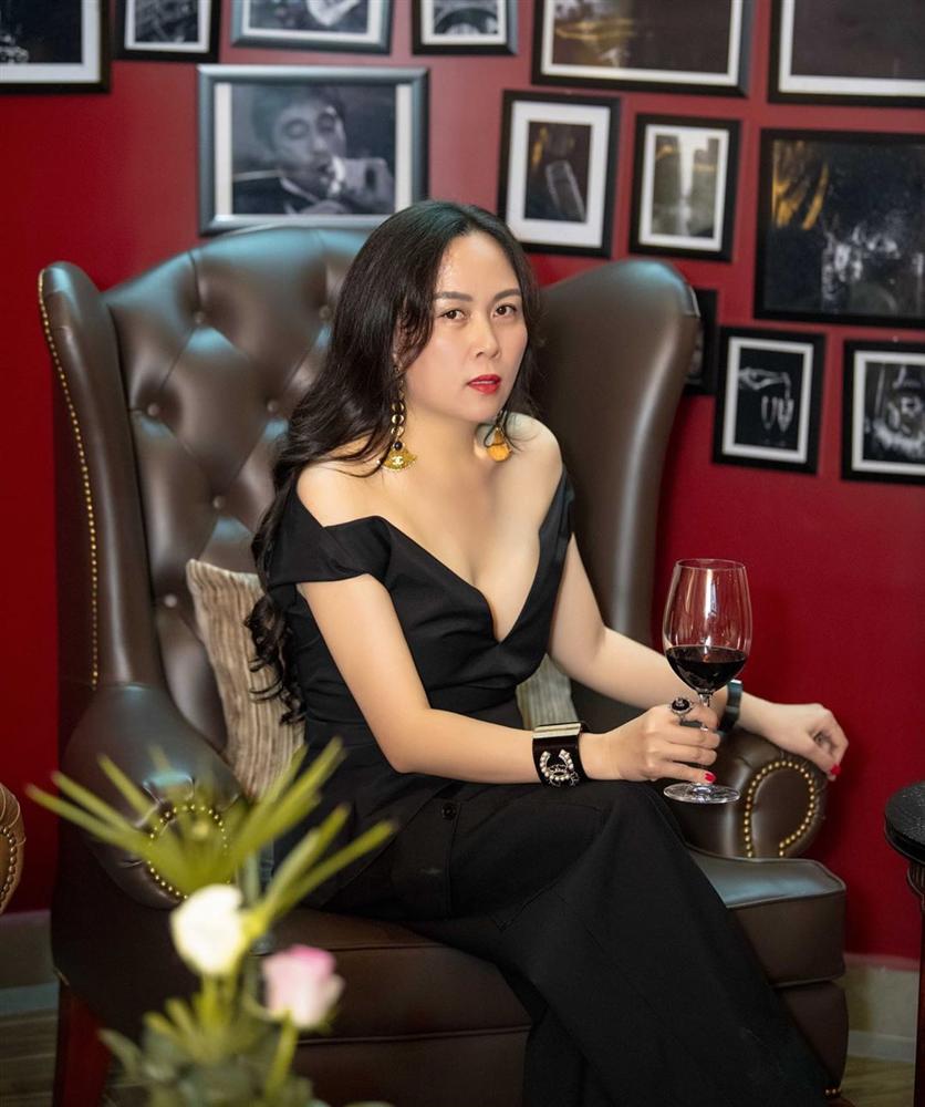 Phượng Chanel giờ cũng mạnh dạn chụp ảnh khoe vòng 1 như ai-2