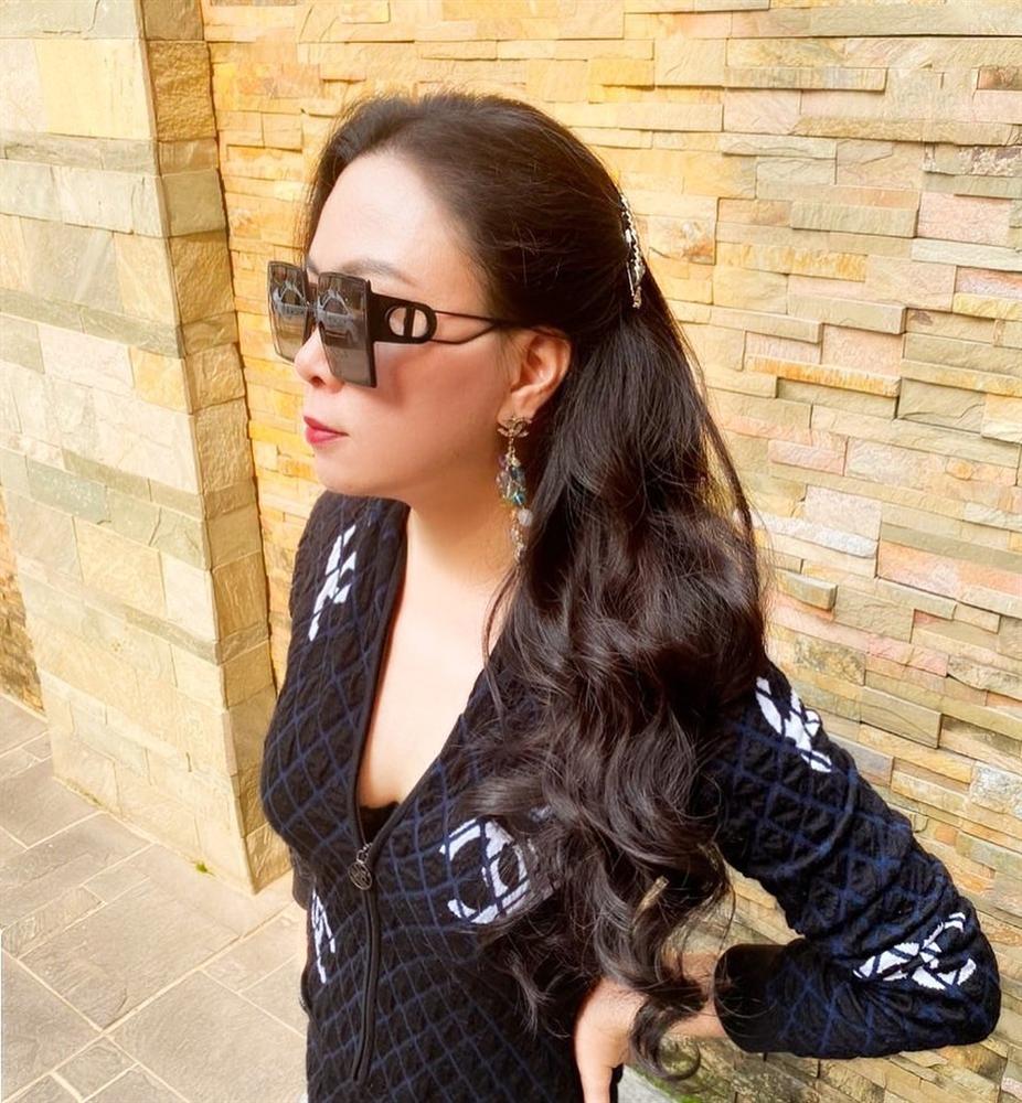 Phượng Chanel giờ cũng mạnh dạn chụp ảnh khoe vòng 1 như ai-3