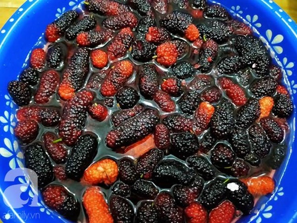 Mùa dâu tằm chín rộ, mẹ đảm làm siro dâu tằm để giải nhiệt mùa hè-2