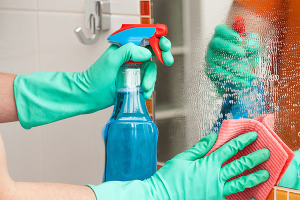 Chỉ bằng nguyên liệu rẻ bèo nhà nào cũng có, gạch men nhà vệ sinh bỗng sáng bóng bất ngờ-1