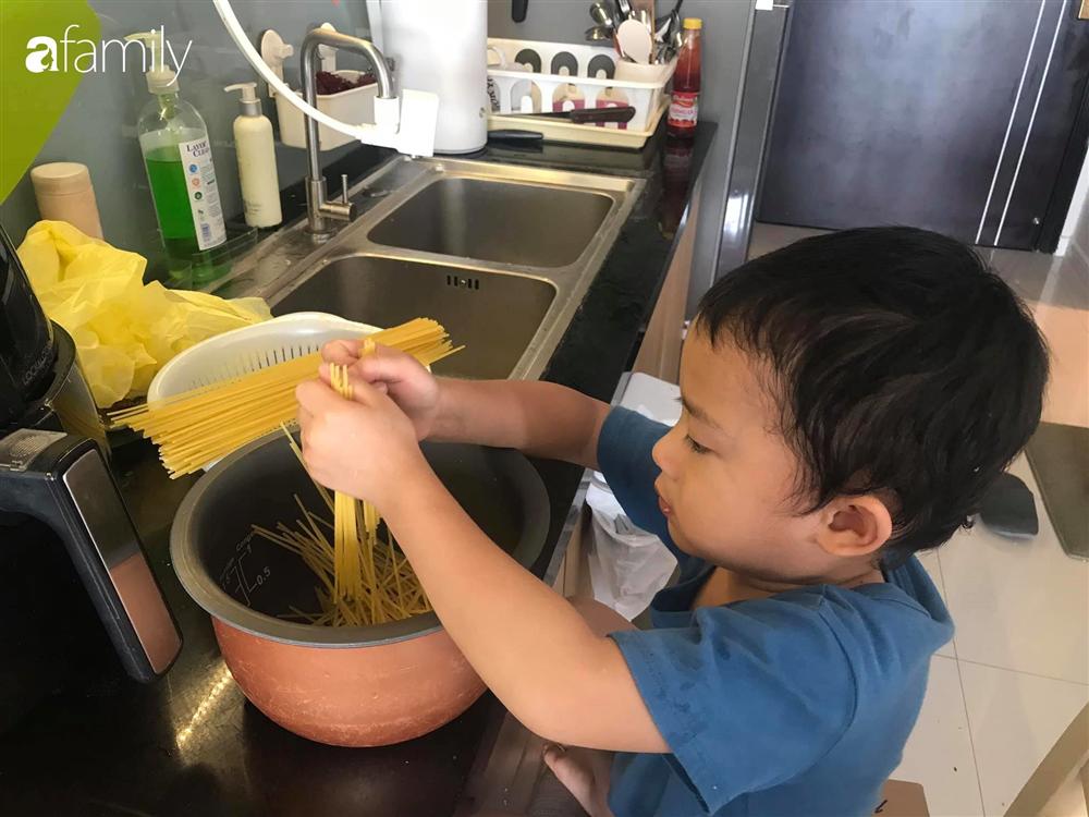 Mẹ Đà Nẵng mách chiến lược đưa con trai vào bếp, mới tí tuổi nhưng 2 bé đã biết làm loạt món ăn cầu kì, nhìn mà mê-2