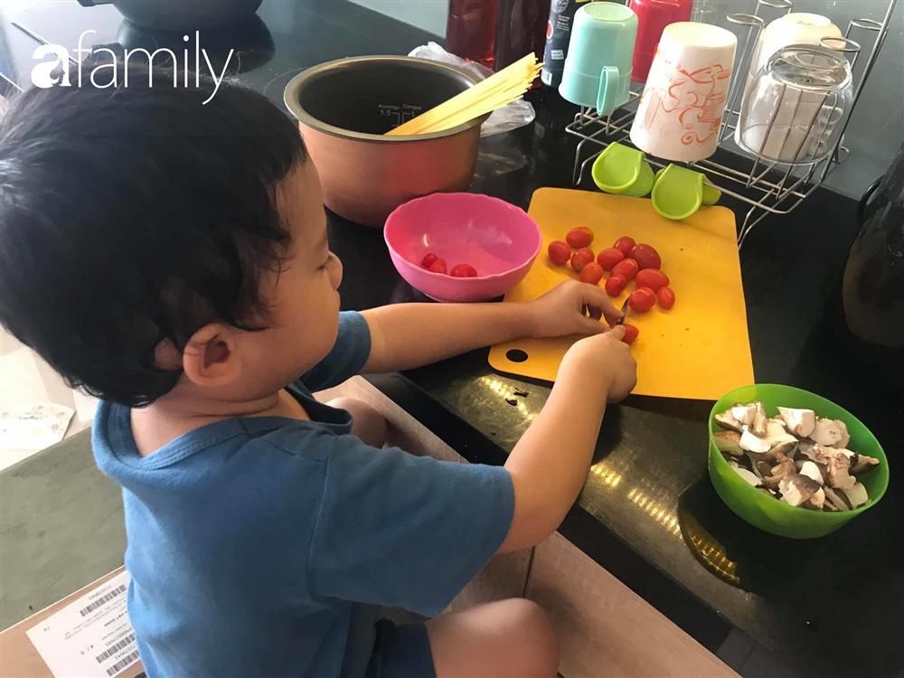 Mẹ Đà Nẵng mách chiến lược đưa con trai vào bếp, mới tí tuổi nhưng 2 bé đã biết làm loạt món ăn cầu kì, nhìn mà mê-3