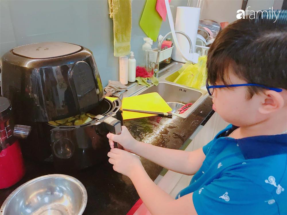 Mẹ Đà Nẵng mách chiến lược đưa con trai vào bếp, mới tí tuổi nhưng 2 bé đã biết làm loạt món ăn cầu kì, nhìn mà mê-5
