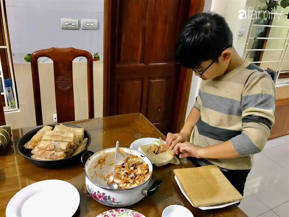 Mẹ Đà Nẵng mách chiến lược đưa con trai vào bếp, mới tí tuổi nhưng 2 bé đã biết làm loạt món ăn cầu kì, nhìn mà mê-6