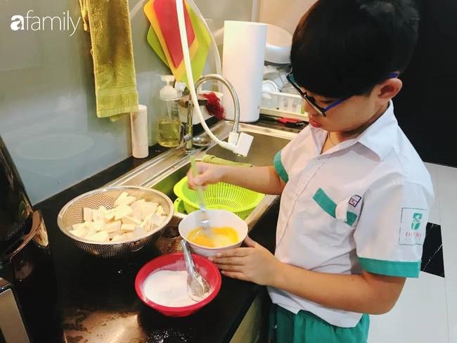 Mẹ Đà Nẵng mách chiến lược đưa con trai vào bếp, mới tí tuổi nhưng 2 bé đã biết làm loạt món ăn cầu kì, nhìn mà mê-8