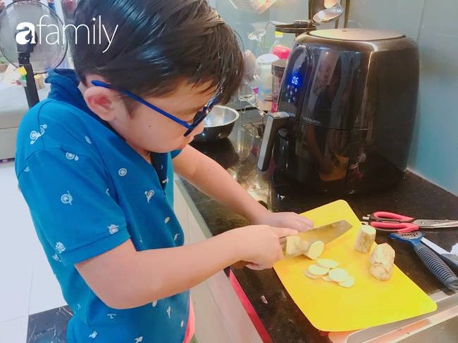 Mẹ Đà Nẵng mách chiến lược đưa con trai vào bếp, mới tí tuổi nhưng 2 bé đã biết làm loạt món ăn cầu kì, nhìn mà mê-10