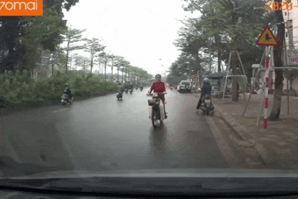 Nam thanh niên nằm duỗi chân, gác vào đùi người lái xe máy đang phóng với tốc độ cao khiến nhiều người sợ hãi-2