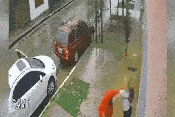 Lao xe tông nát cửa hàng để cướp-1