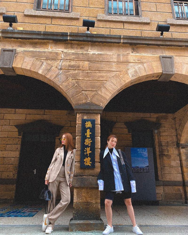 Street style sao Việt: Ngọc Trinh lộ chân gân guốc, chị đại Lệ Quyên eo bé đến mức như bơi trong váy-13