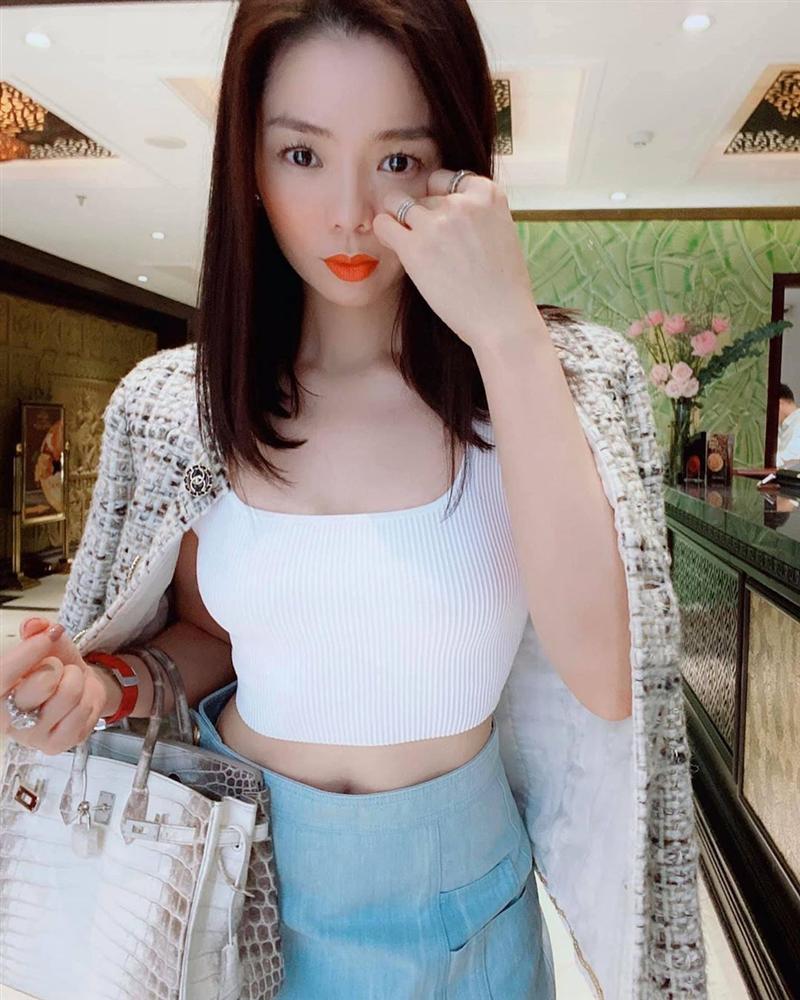 Street style sao Việt: Ngọc Trinh lộ chân gân guốc, chị đại Lệ Quyên eo bé đến mức như bơi trong váy-3