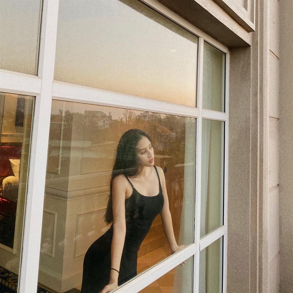 Street style sao Việt: Ngọc Trinh lộ chân gân guốc, chị đại Lệ Quyên eo bé đến mức như bơi trong váy-6