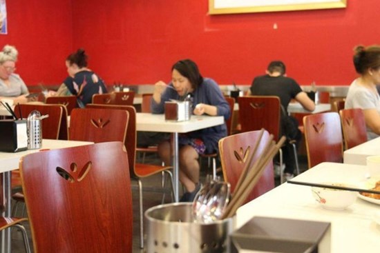 Covid-19: Vào quán ăn, có thể lây bệnh theo những con đường nào?