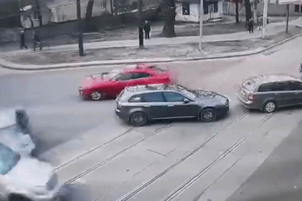 Hai người văng khỏi ôtô khi bị xe khác đâm với tốc độ cao