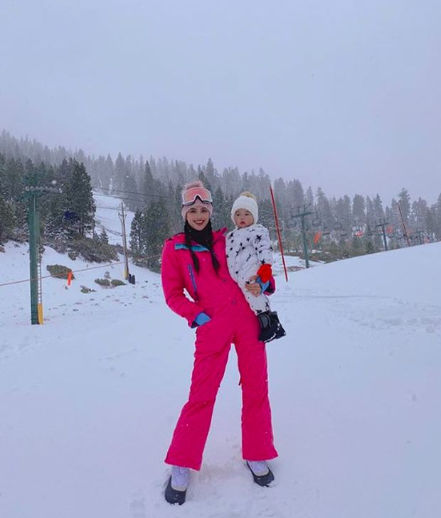 Phạm Hương vượt khó sống ảo đu trend mặc bikini khoe body giữa trời âm độ như Kendall, vòng eo sau sinh gây chú ý-3