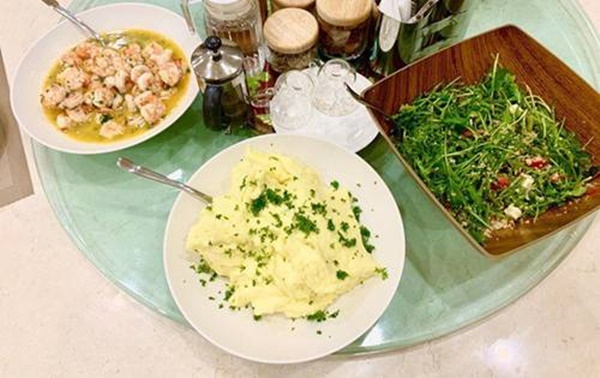 Chồng đại gia than nấu ăn mất 1,5 tiếng, mẹ bỉm sữa Lan Khuê kêu mệt vì bày bừa-1