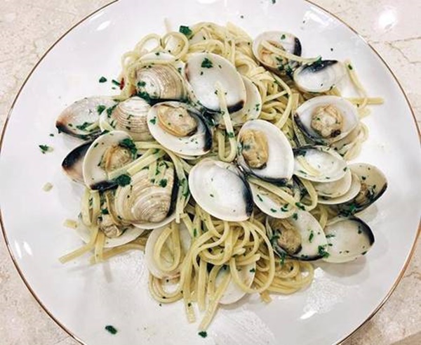 Chồng đại gia than nấu ăn mất 1,5 tiếng, mẹ bỉm sữa Lan Khuê kêu mệt vì bày bừa-6