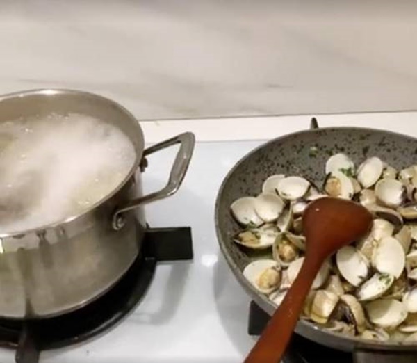 Chồng đại gia than nấu ăn mất 1,5 tiếng, mẹ bỉm sữa Lan Khuê kêu mệt vì bày bừa-7