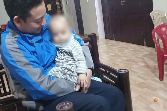 Bé trai 12 tháng tuổi bị bỏ rơi trước cổng chùa kèm lá thư viết: Gia đình lục đục, nhờ nhà chùa nuôi giúp-1