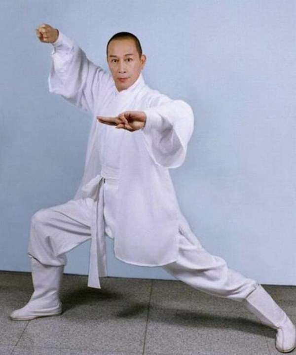 Tài tử Thiên Long Bát Bộ không vợ con, phải mãi nghệ, bán hàng rong ở vỉa hè kiếm sống-1