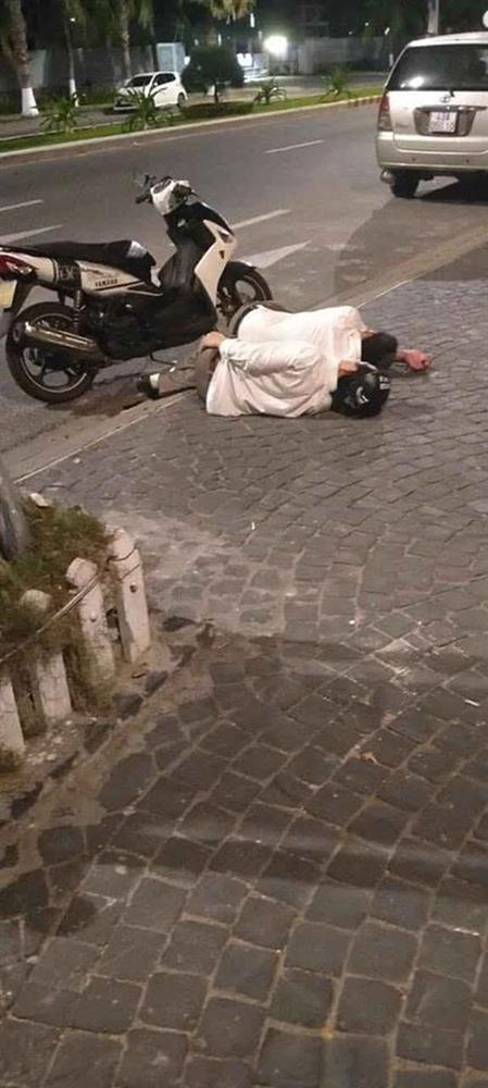 Hai người đàn ông mặc áo sơ mi trắng, vứt xe giữa đường rồi cùng nhau lên vỉa hè... ngủ-1