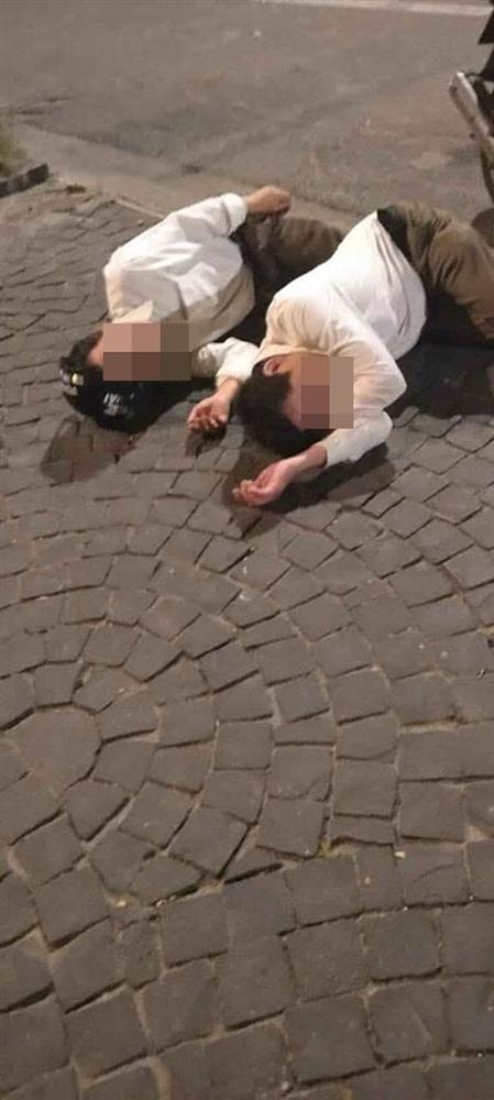 Hai người đàn ông mặc áo sơ mi trắng, vứt xe giữa đường rồi cùng nhau lên vỉa hè... ngủ-2