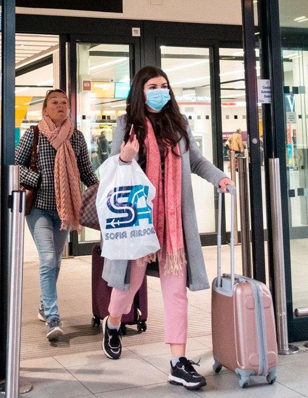 Hành động hơn vạn lời nói: Hình ảnh cho thấy người dân Italy nghiêm chỉnh chấp hành quy tắc một mét để đẩy lùi giặc Covid-19-4