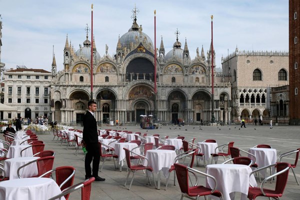 Hành động hơn vạn lời nói: Hình ảnh cho thấy người dân Italy nghiêm chỉnh chấp hành quy tắc một mét để đẩy lùi giặc Covid-19-7