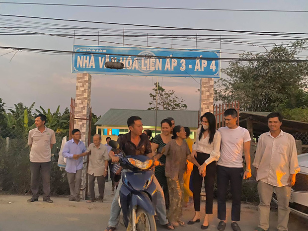 Thủy Tiên tiếp tục hành trình giúp miền Tây vượt hạn mặn: Số tiền đã lên đến 9 tỷ, nắng nóng vẫn cùng chồng đi khảo sát-5