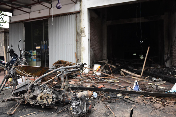 Người cháu nặng lòng kể lại giây phút bất lực nhìn gia đình chú ruột chìm trong biển lửa: Nửa đêm tôi bơi qua hồ nước, lấy xà beng phá cửa nhưng...-12