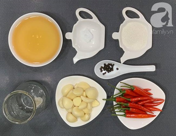 Mách chị em cách làm tỏi ớt ngâm giấm siêu tốc, giòn ngon không lên váng-1