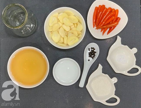 Mách chị em cách làm tỏi ớt ngâm giấm siêu tốc, giòn ngon không lên váng-4