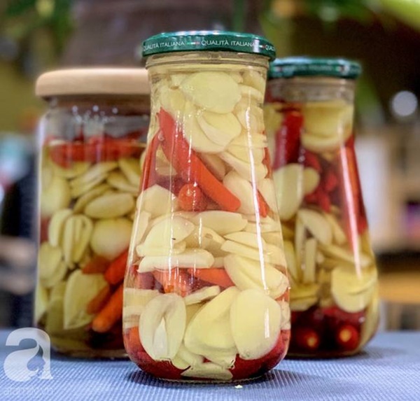 Mách chị em cách làm tỏi ớt ngâm giấm siêu tốc, giòn ngon không lên váng-7