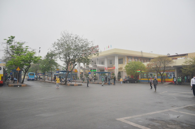 Bến xe ở Hà Nội vắng tanh vì ảnh hưởng của dịch Covid-19, nhà xe ra tận đường chèo kéo khách-1