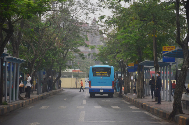 Bến xe ở Hà Nội vắng tanh vì ảnh hưởng của dịch Covid-19, nhà xe ra tận đường chèo kéo khách-2