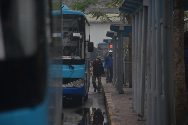 Bến xe ở Hà Nội vắng tanh vì ảnh hưởng của dịch Covid-19, nhà xe ra tận đường chèo kéo khách-3