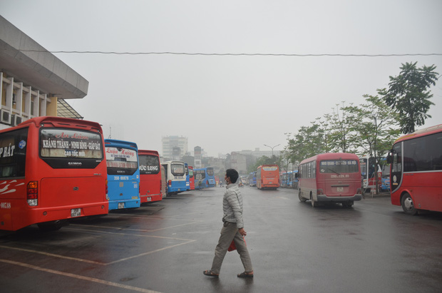 Bến xe ở Hà Nội vắng tanh vì ảnh hưởng của dịch Covid-19, nhà xe ra tận đường chèo kéo khách-8