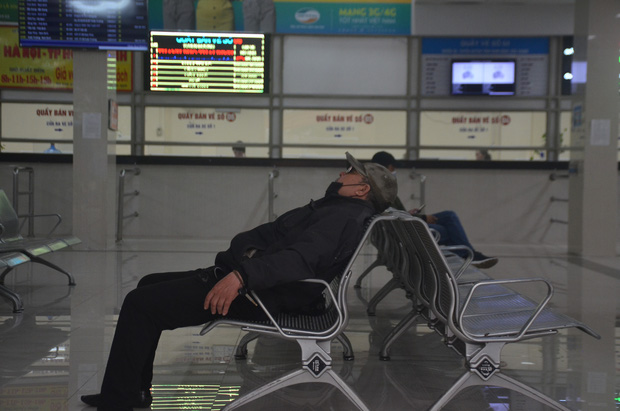 Bến xe ở Hà Nội vắng tanh vì ảnh hưởng của dịch Covid-19, nhà xe ra tận đường chèo kéo khách-16