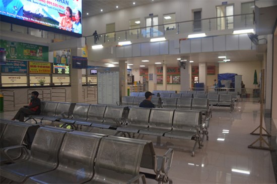 Bến xe ở Hà Nội vắng tanh vì ảnh hưởng của dịch Covid-19, nhà xe ra tận đường chèo kéo khách