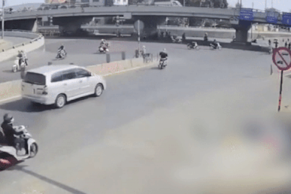 Nữ tài xế xe máy thoát chết sau khi tạt đầu container