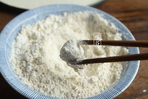 Làm thịt sốt chua ngọt, vợ cho thêm dứa vào, chồng ăn khen không ngớt-2