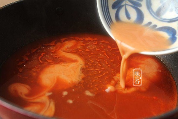 Làm thịt sốt chua ngọt, vợ cho thêm dứa vào, chồng ăn khen không ngớt-5