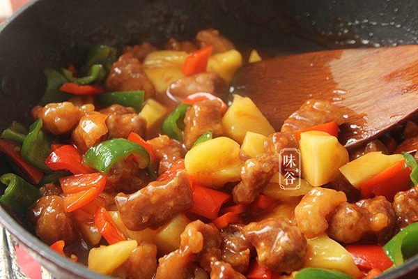 Làm thịt sốt chua ngọt, vợ cho thêm dứa vào, chồng ăn khen không ngớt-6