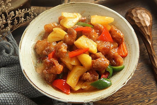 Làm thịt sốt chua ngọt, vợ cho thêm dứa vào, chồng ăn khen không ngớt