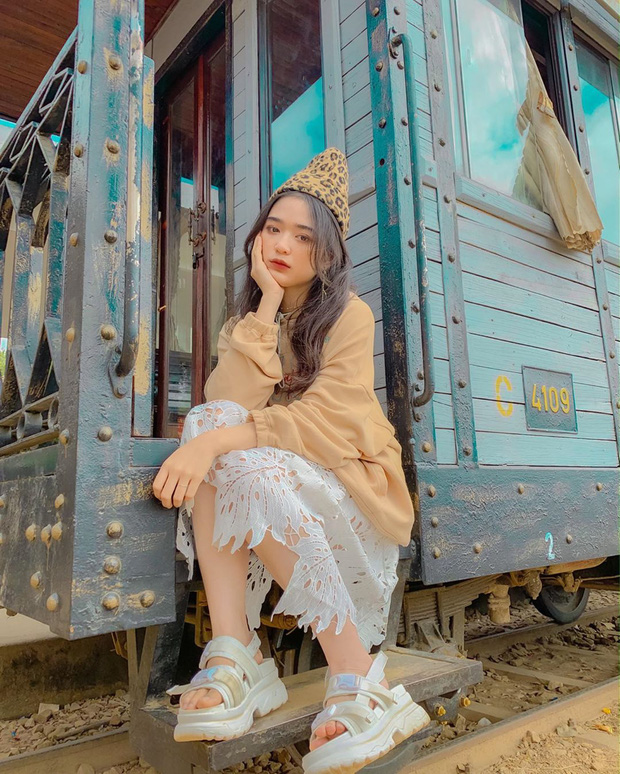 Street style hội gái xinh mặc đẹp Instagram: Chỉ cần chân váy xinh hoặc quần hack dáng” là đạt điểm 10 rồi-13