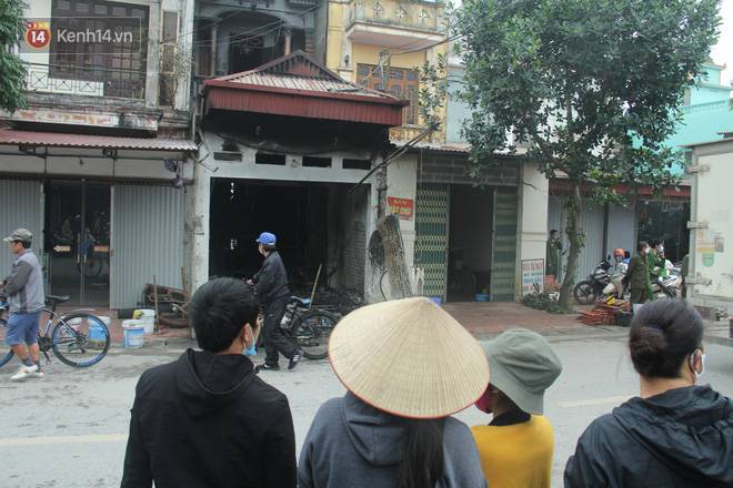 Người cháu nặng lòng kể lại giây phút bất lực nhìn gia đình chú ruột chìm trong biển lửa: Nửa đêm tôi bơi qua hồ nước, lấy xà beng phá cửa nhưng...-1