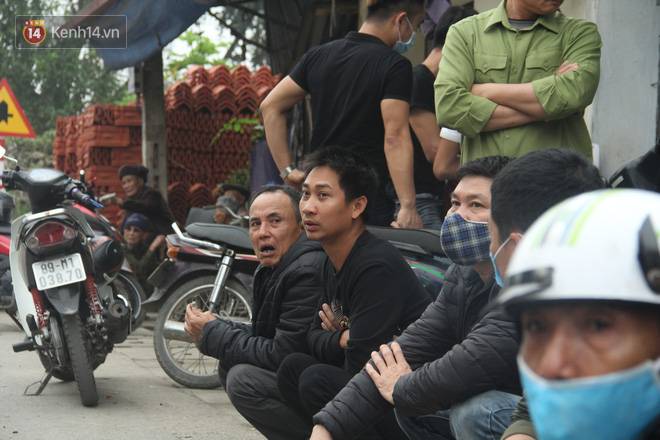 Người cháu nặng lòng kể lại giây phút bất lực nhìn gia đình chú ruột chìm trong biển lửa: Nửa đêm tôi bơi qua hồ nước, lấy xà beng phá cửa nhưng...-4